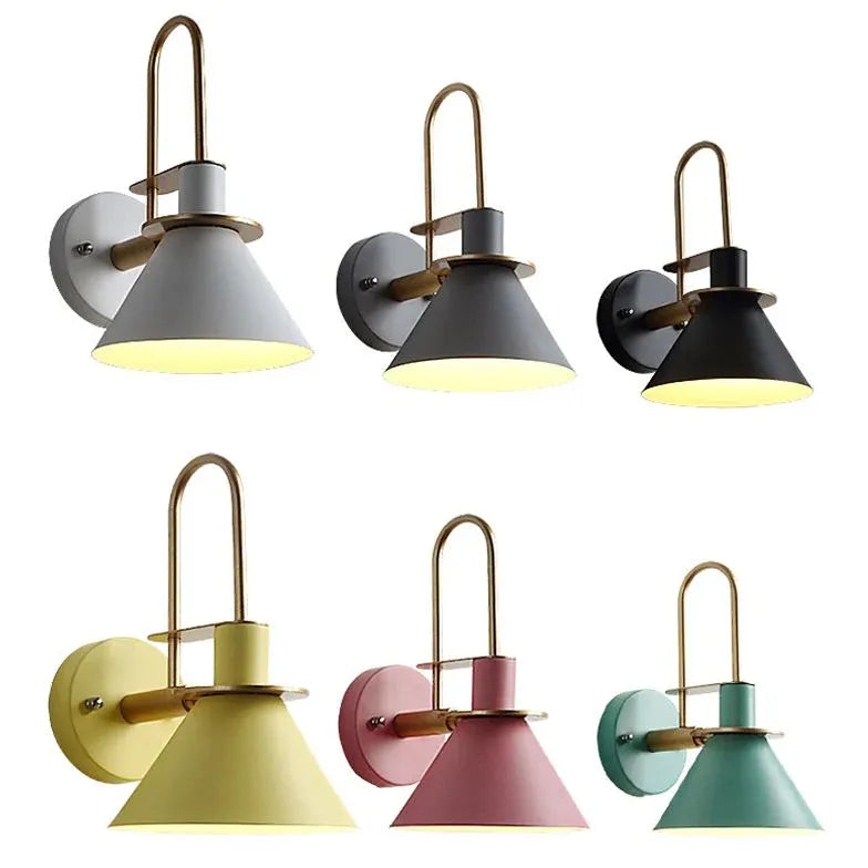 Industrieel wandlamp met zwarte metalen kap