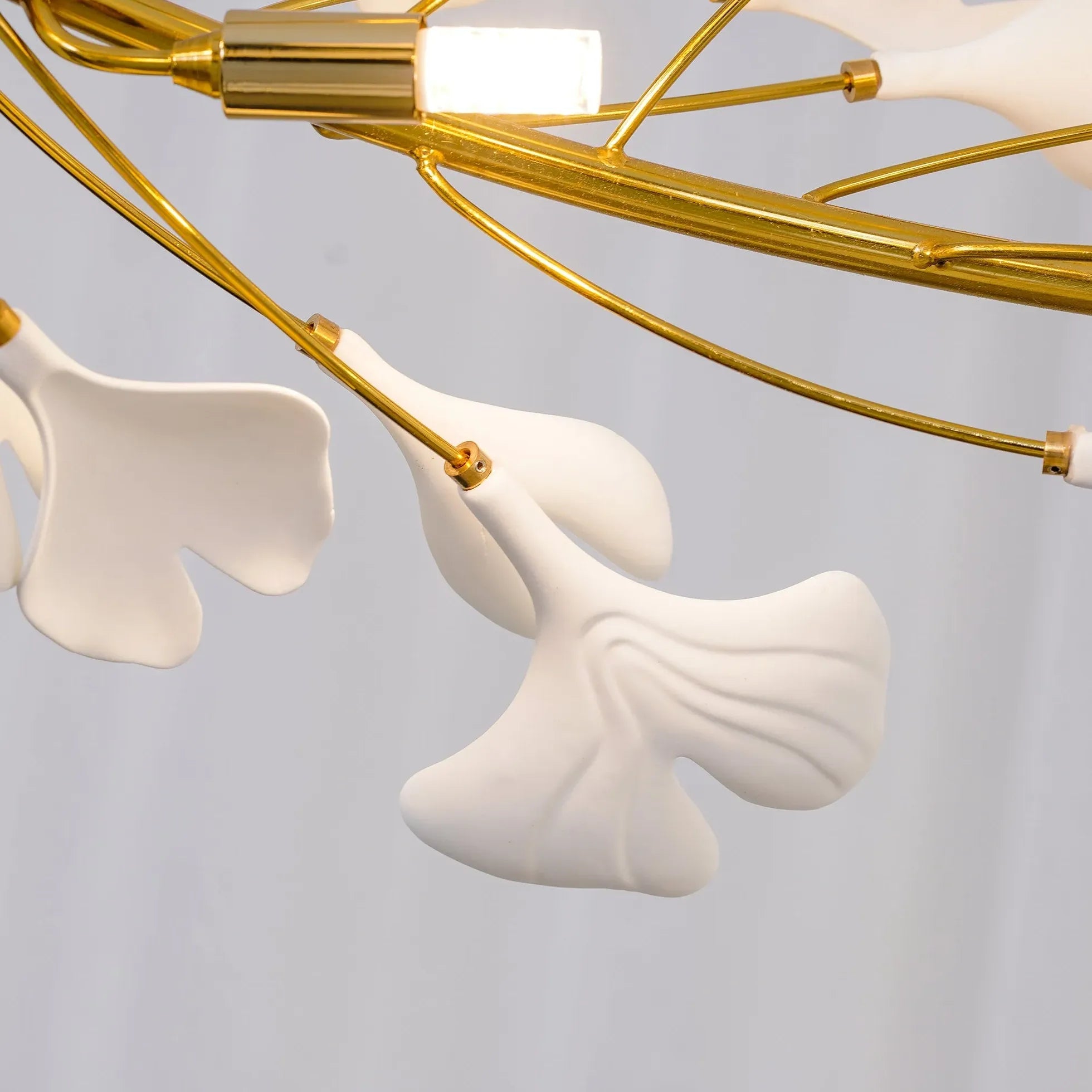 Witte kroonluchter in zilverbladvorm voor de woonkamer