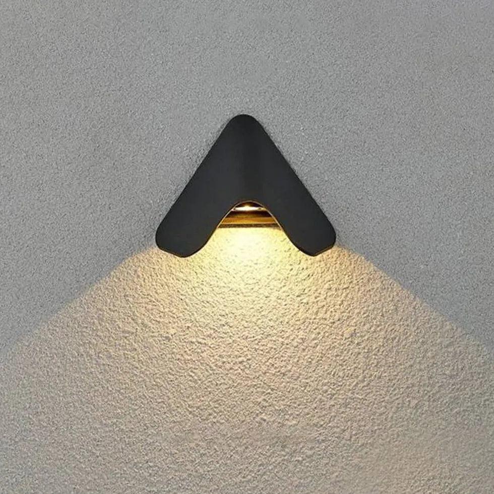Buitenverlichting zwart met driehoekige aluminium wandlamp