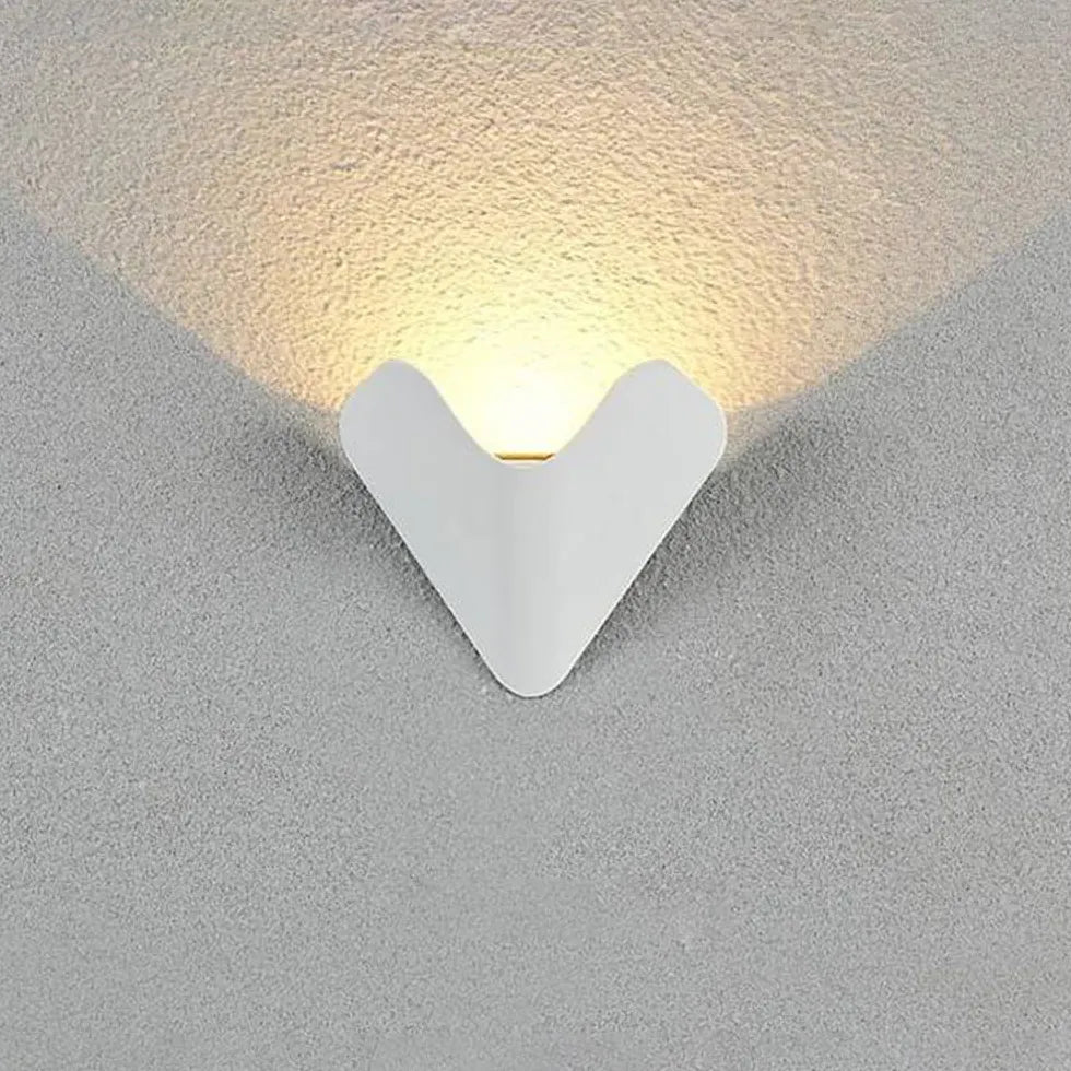 Buitenverlichting zwart met driehoekige aluminium wandlamp