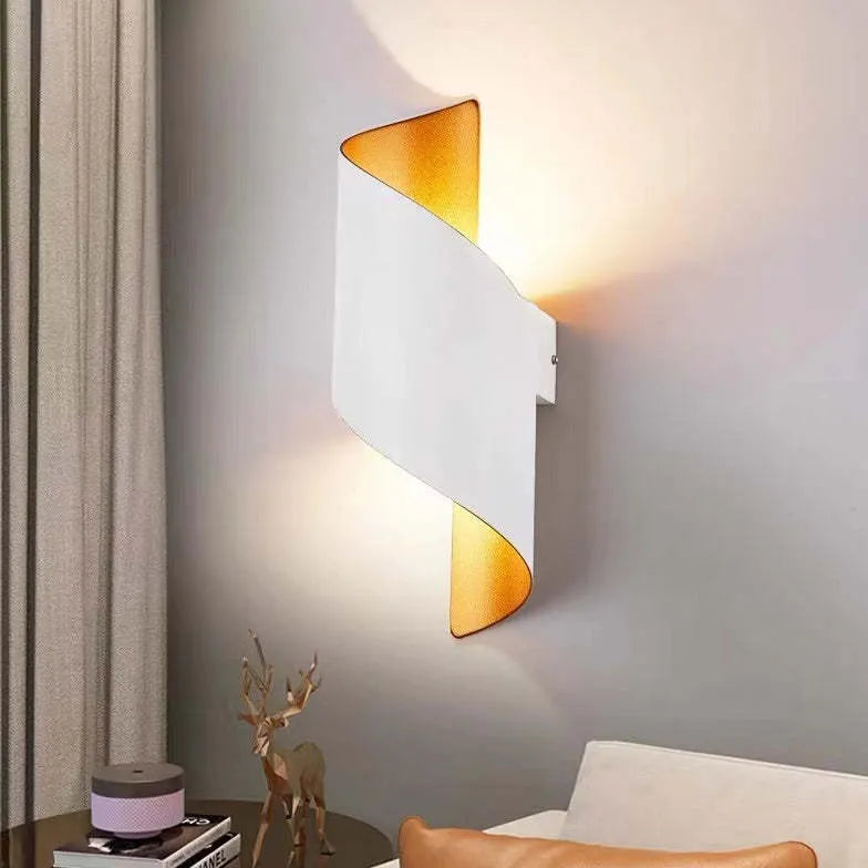 Zwart gouden wandlamp voor buiten met spiraalvorm