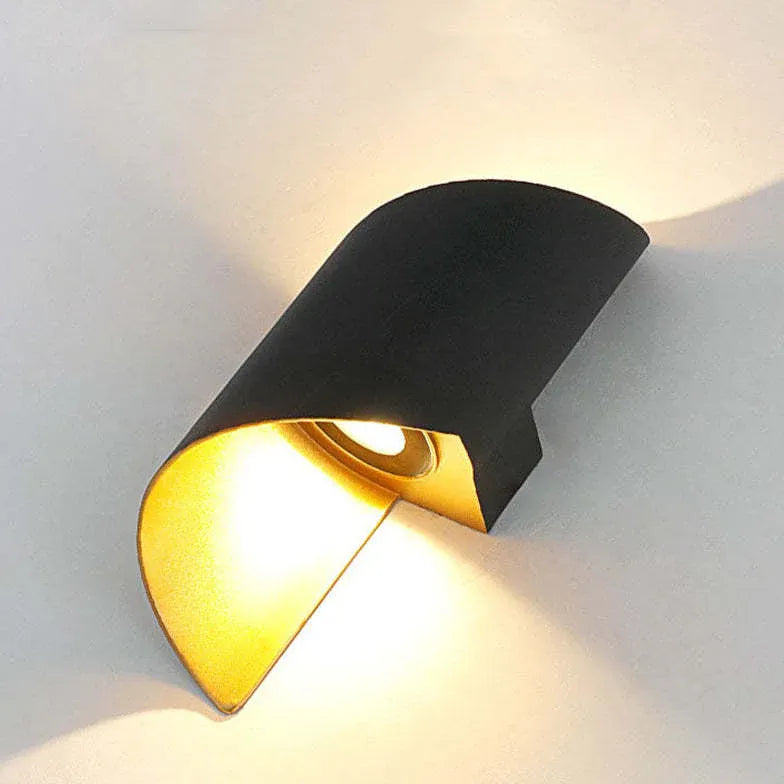 Zwart gouden wandlamp voor buiten met spiraalvorm