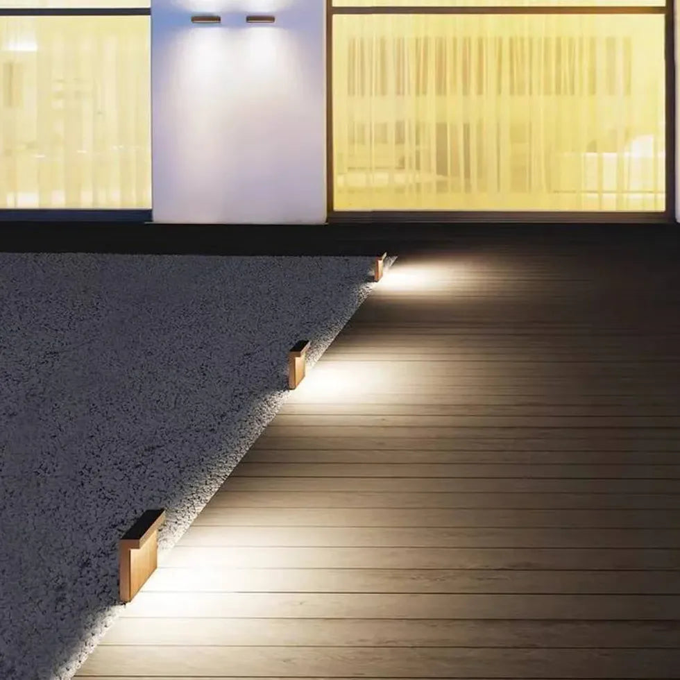 Houten lantaarnpaal voor tuinpad verlichting
