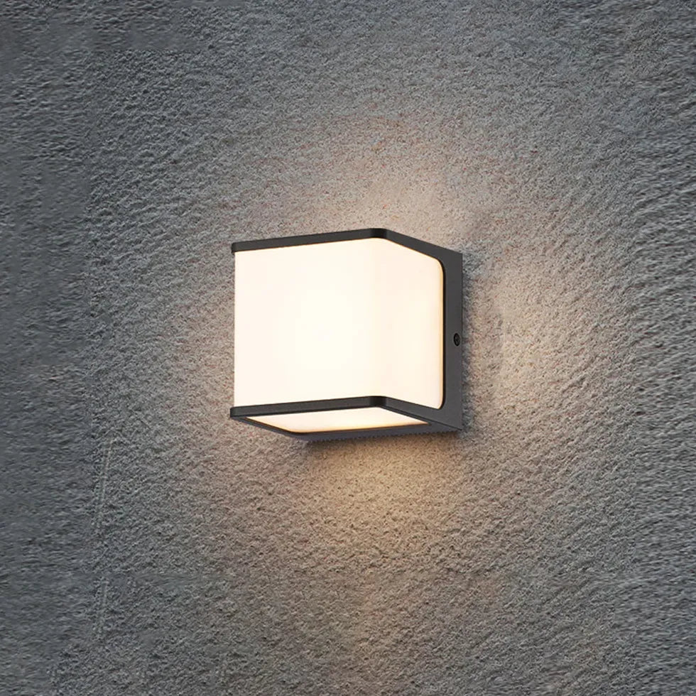 Buiten wandlamp met sensor en zonne energie kubus