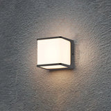 Buiten wandlamp met sensor en zonne energie kubus