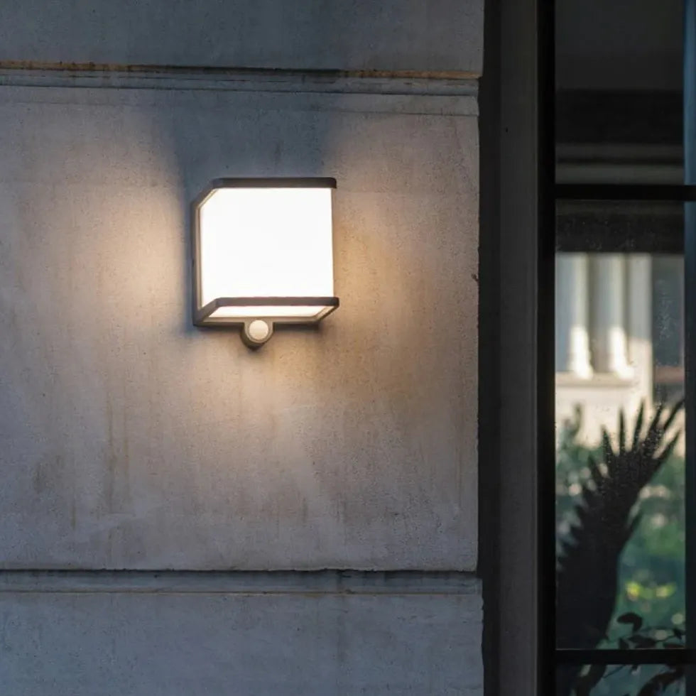Buiten wandlamp met sensor en zonne energie kubus