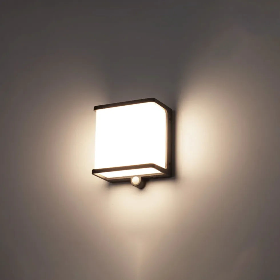 Buiten wandlamp met sensor en zonne energie kubus