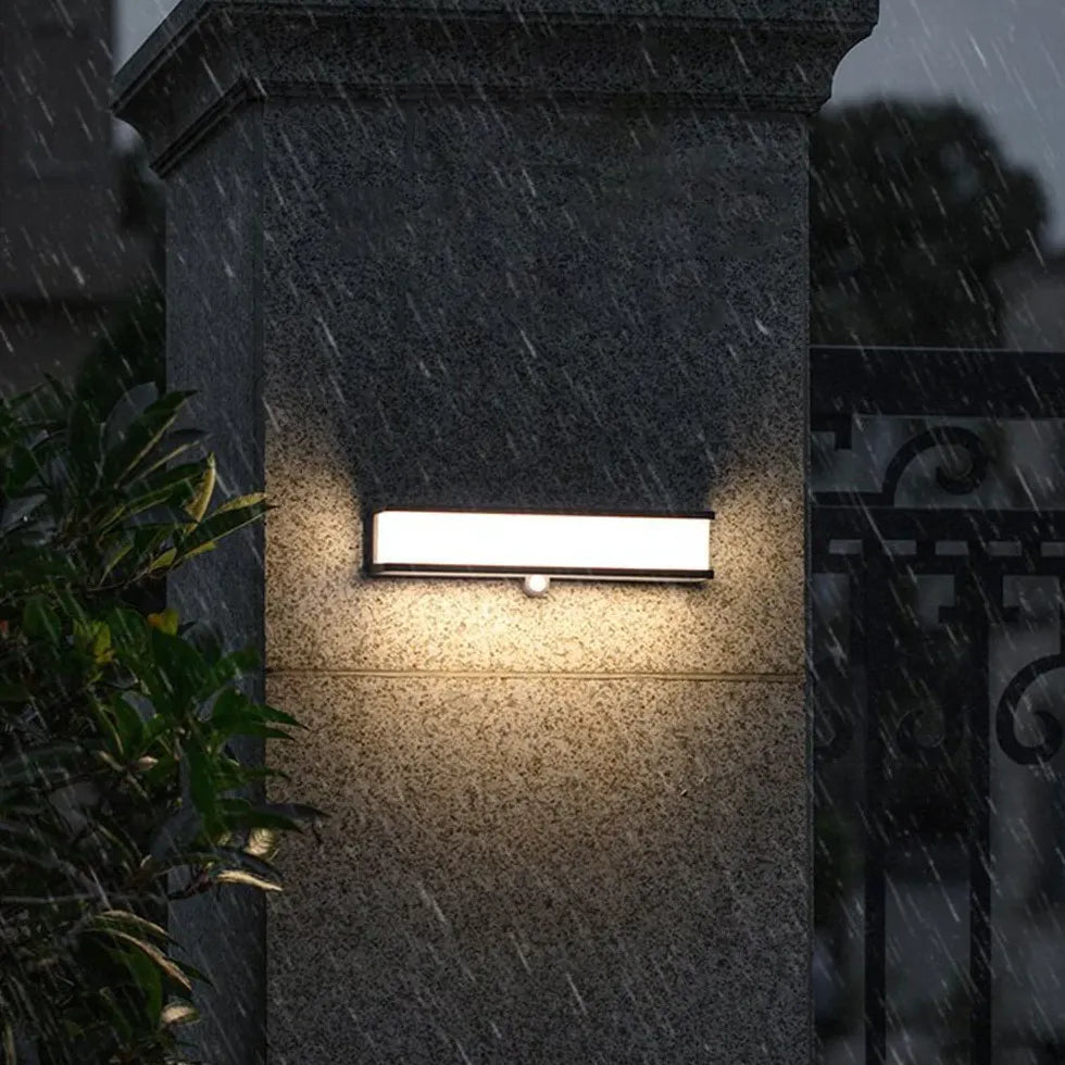 Buiten wandlamp met sensor en zonne energie kubus