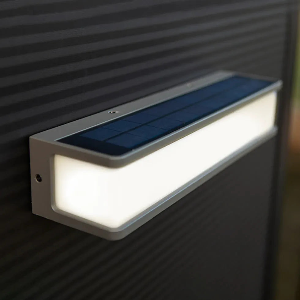 Buiten wandlamp met sensor en zonne energie kubus