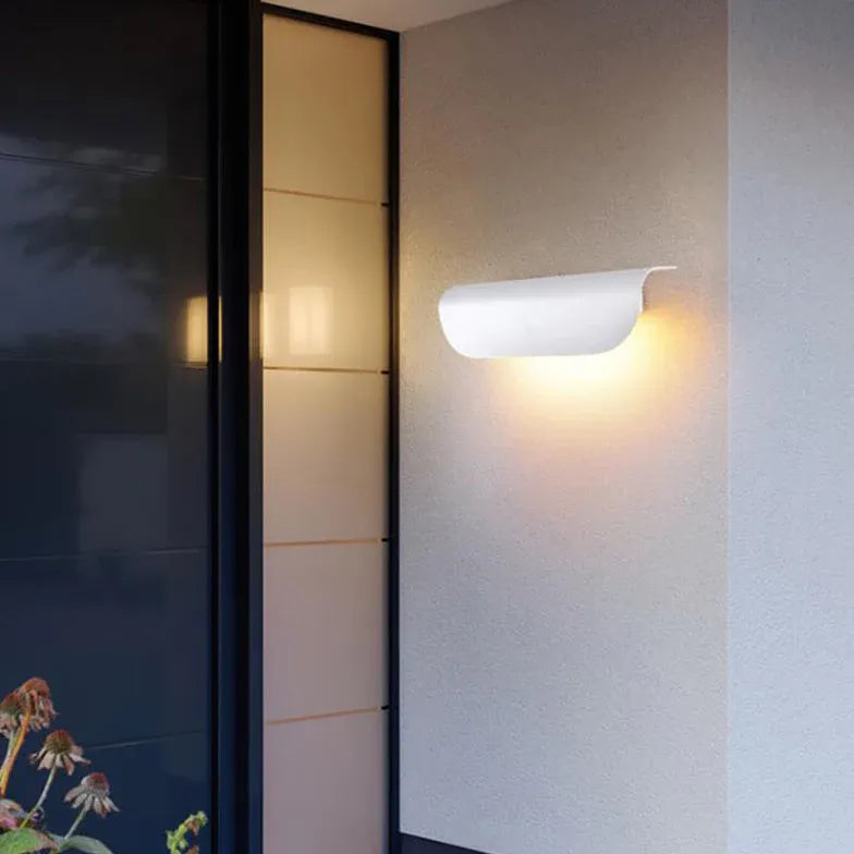 Wandlamp buiten wit met gebogen lang paneel