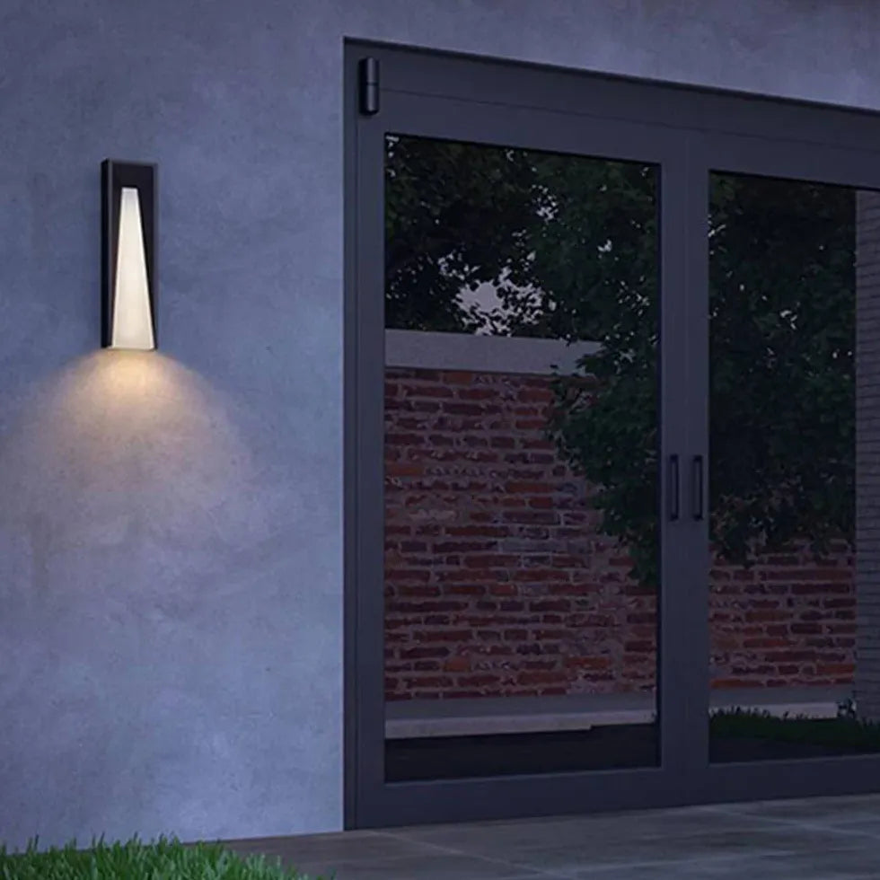 Zwarte buiten wandlamp rechthoekig ontwerp met neerwaartse verlichting