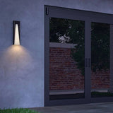 Zwarte buiten wandlamp rechthoekig ontwerp met neerwaartse verlichting