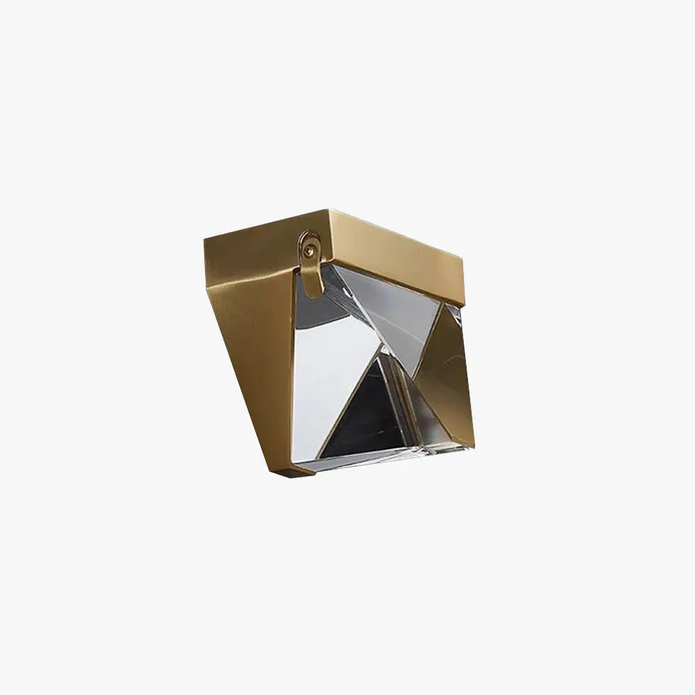 Moderne wandlamp buiten met geometrisch kristal