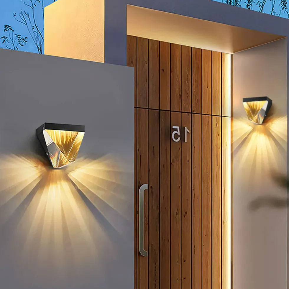 Moderne wandlamp buiten met geometrisch kristal