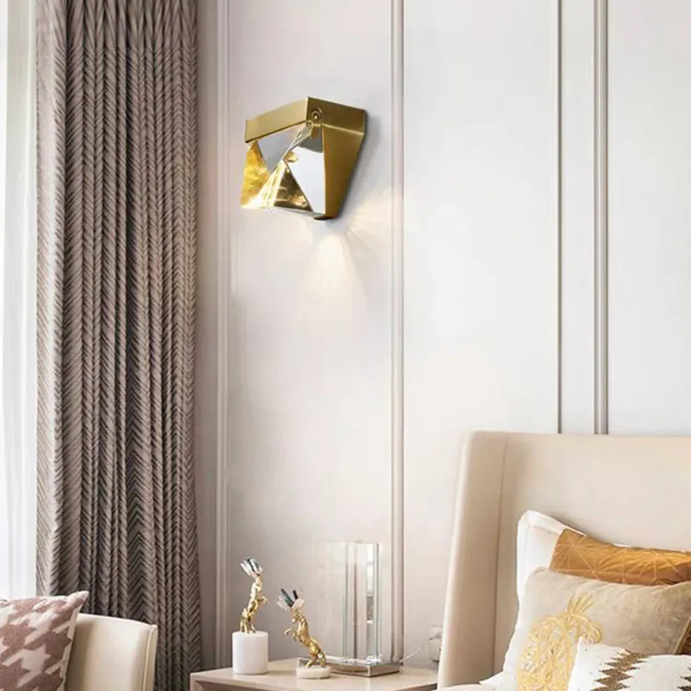 Moderne wandlamp buiten met geometrisch kristal