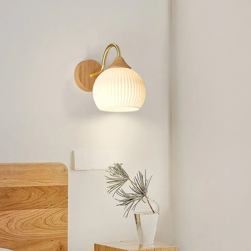 Bedlamp muur met witte glazen lamp voor slaapkamer