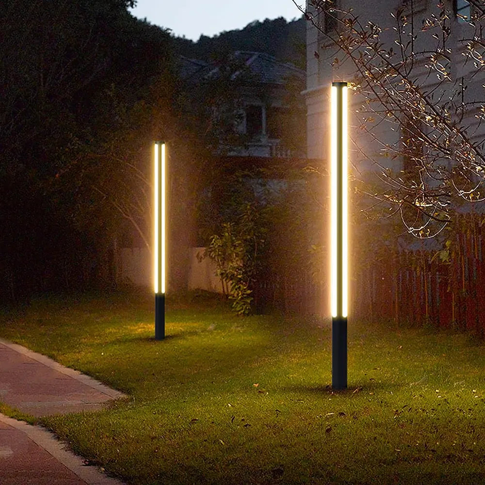 Sokkellamp buiten met sensor in zwarte cilindervorm