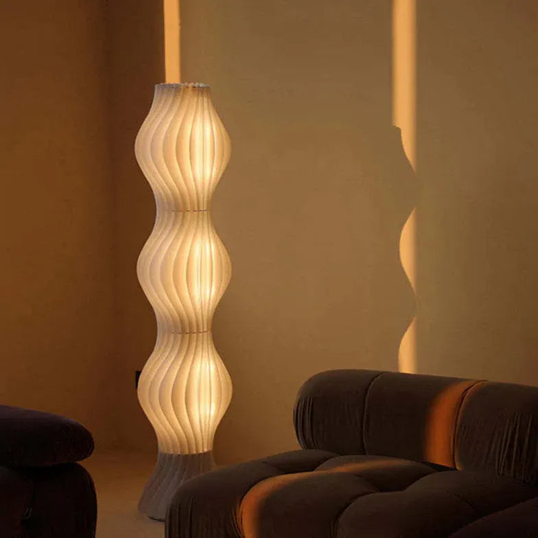 Staande vloerlamp woonkamer witte golvende vorm