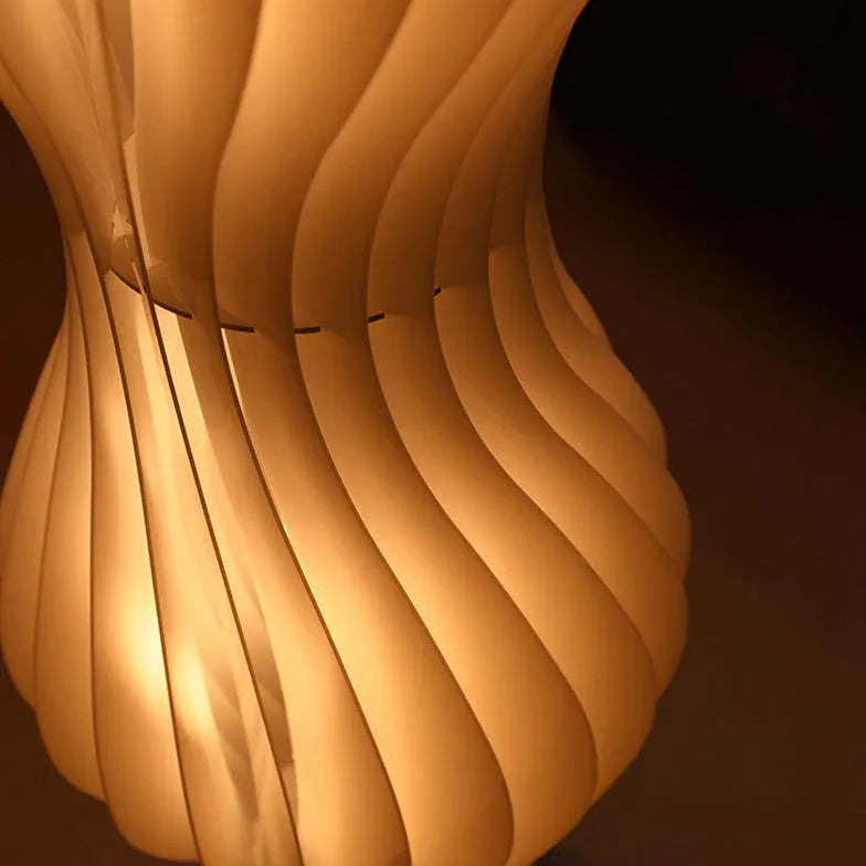 Staande vloerlamp woonkamer witte golvende vorm
