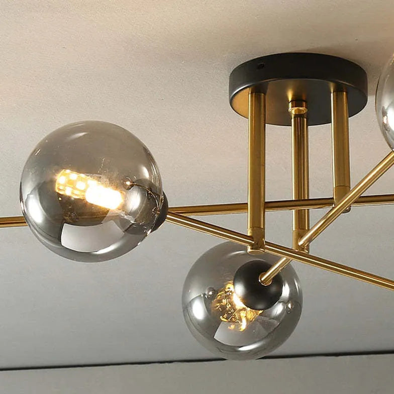 Kroonluchter glazen bollen gouden woonkamer