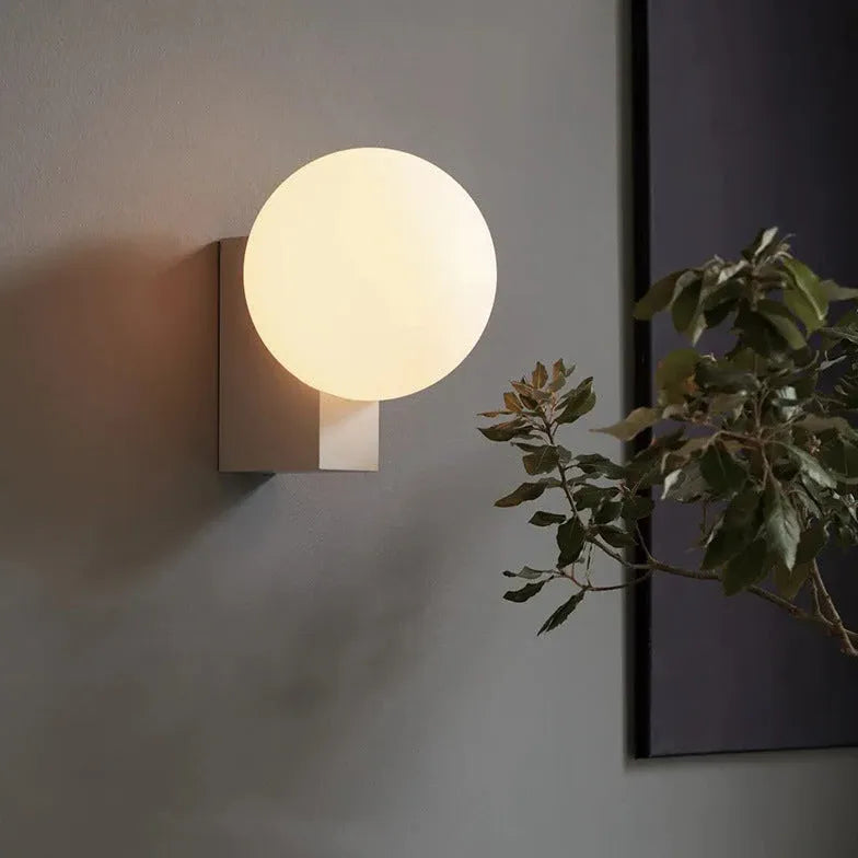 Wandlamp met glazen kap in moderne witte stijl