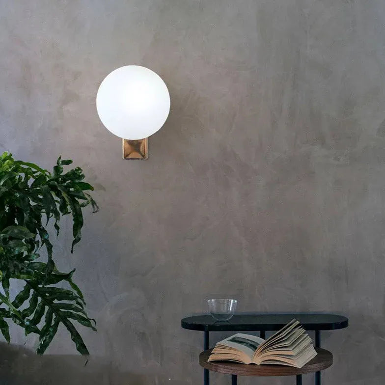 Wandlamp met glazen kap in moderne witte stijl
