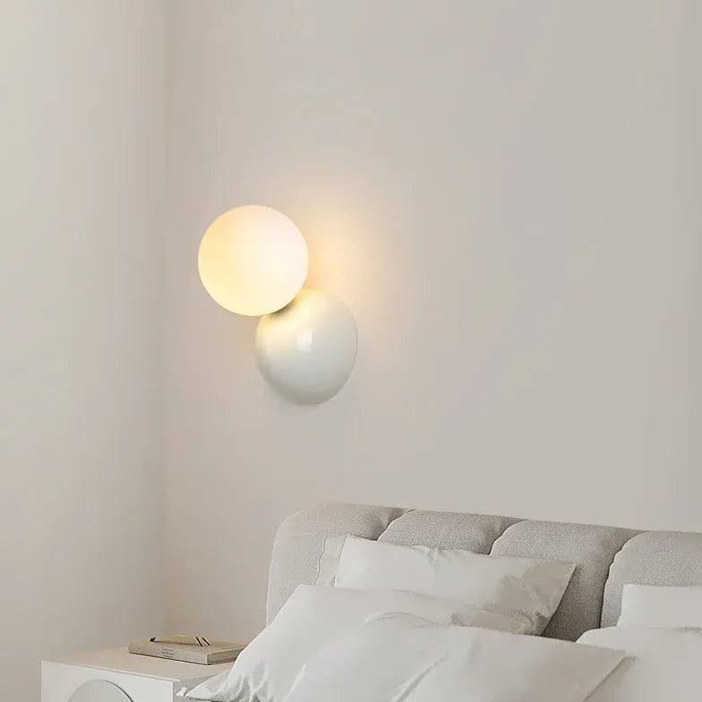 Wandlamp slaapkamer zwart met bolvormige LED verlichting
